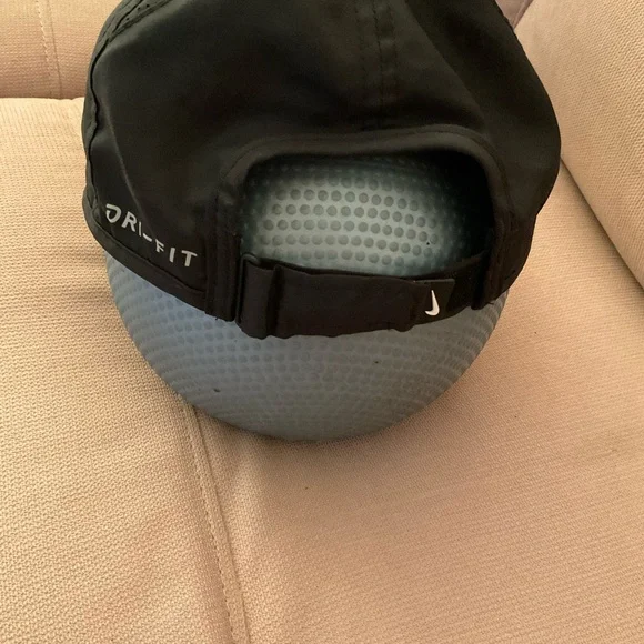 Nike black baseball hat - Picture 3 of 8